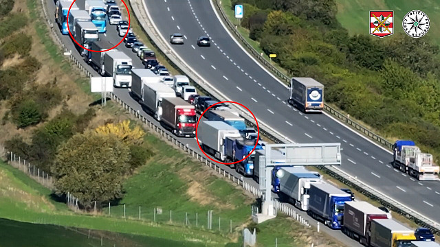 Kamiony předjížděly kolonu na D1 záchranářskou uličkou