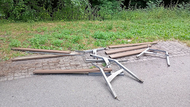 Neznámí vandalové v olomouckém parku poničili nebo i zcela zdemolovali osm...