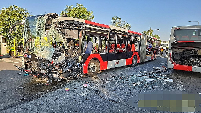 Srážka dvou autobusů u Lidic na Kladensku. (15. července 2026)