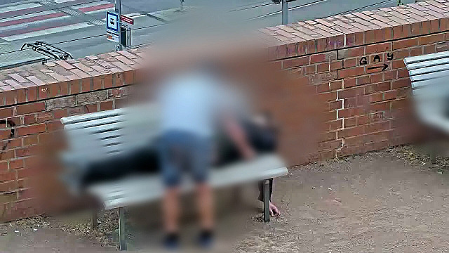 Zloděj okradl v centru Brna tvrdě spícího muže o peněženku