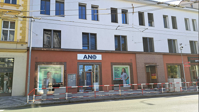 Před kanceláří ANO v Hradci Králové už není nápis na chodníku (27. října 2026).