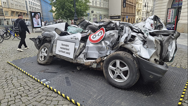 Vraky aut po Praze připomínají řidičům, aby dávali pozor při jízdě.