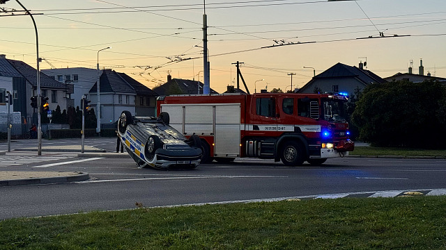 Dopravní nehoda komplikovala dopravu na křižovatce ulic Dašická a Na Drážce....