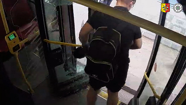 Naštvaný cestující prokopl skleněnou výplň dveří autobusu.
