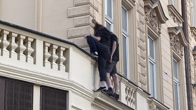 Zloději se přes fasádu historického domu na pardubické třídě Míru vloupali do...