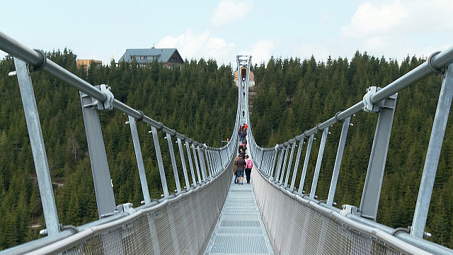 Nejdelší lávka světa Sky bridge 721 se otevírá v Dolní Moravě