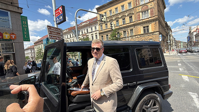 Poslanec Filip Turek u svého vozu, kterým v centru Prahy narazil do...
