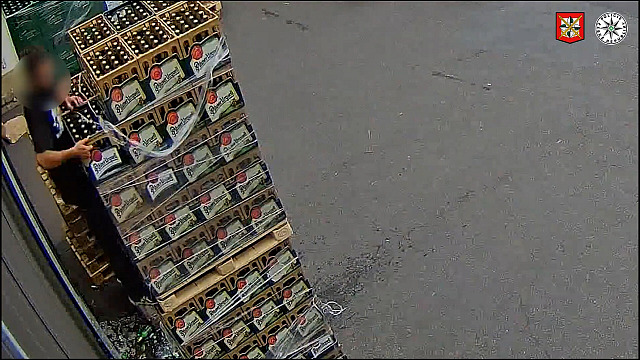 Pivní sázka se zvrtla. Zloděj se dvakrát zřítil z přepravek