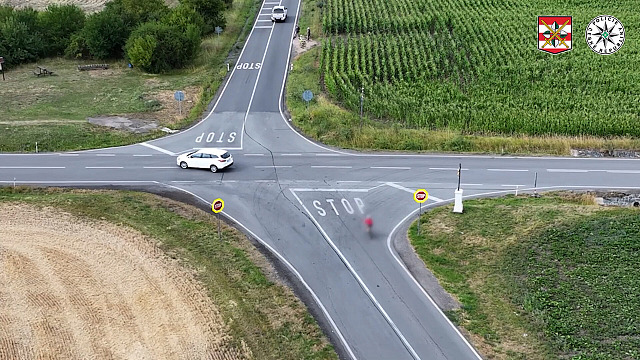 Šoféři ignorovali stopku na křižovatce, natočil je dron