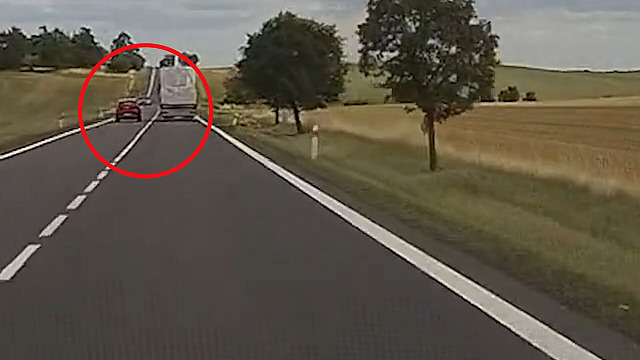 Senior riskantně předjížděl před zraky policistů