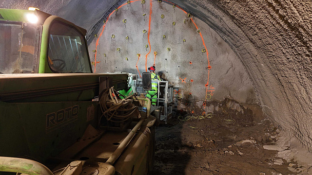 Pomocí odstřelů musejí stavbaři postupně prorazit zhruba 380 metrů průzkumné...