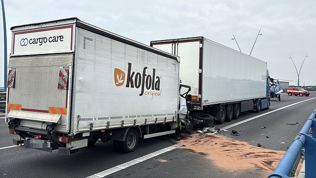 Nehoda dvou nákladních automobilů na Pražském okruhu u Lochkovského mostu...