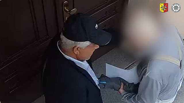 Muž v kšiltovce obral devadesátileté seniory o zlaté pruty