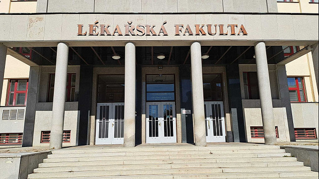 Budova Lékařské fakulty Univerzity Karlovy v Hradci Králové je k mání, Hradec...