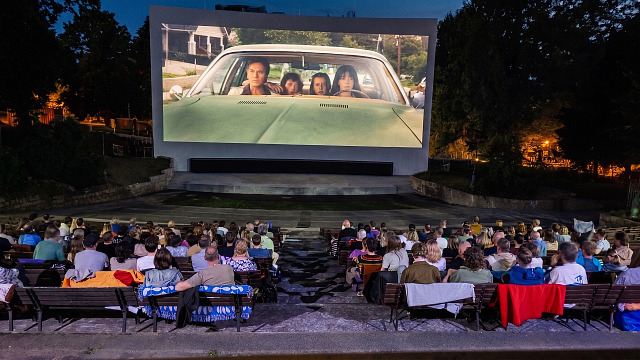 Letní kino v Turnově promítá místo plátna na zadní prohnutou stěnu budovy...