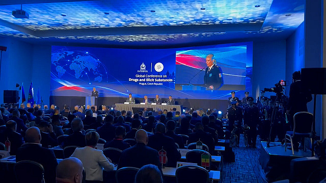 V Praze začala globální protidrogová konference Interpolu. Policejní elita ze...