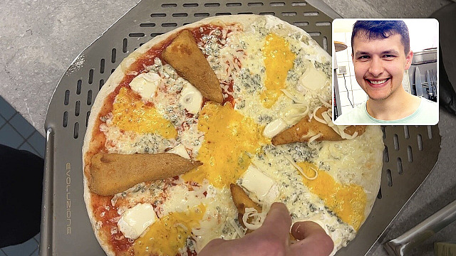 Hotel a restaurace Seč, kde připravují pizzu se smaženým sýrem. Ve výřezu je...