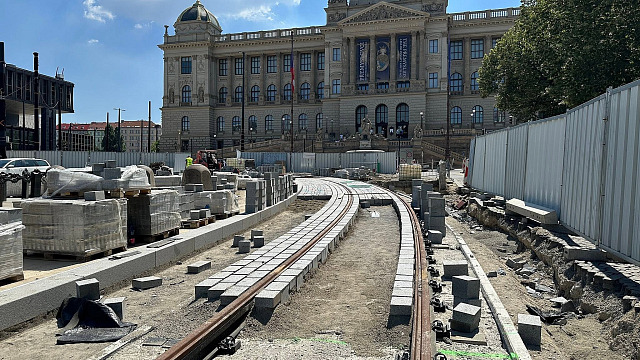 Václavské náměstí, stavba tramvajové trati u Národního muzea. Stav červen 2026