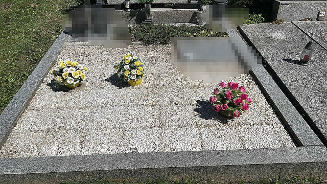 Hrob na jihlavském Ústředním hřbitově po nájezdu zloděje. Zůstaly na něm jen...