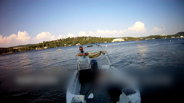 Vítr a velké vlny srazily dva paddleboardisty do vody