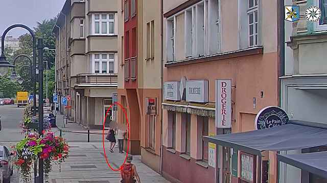 Žena se svými dvěma kumpány okrádala seniory na ulici.