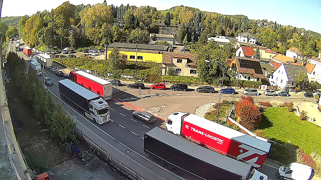 Na vjezdu do Náchoda v Českoskalické ulici silničáři opravují povrch, jezdí se...