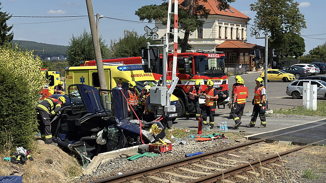 Složky IZS zasahovaly u nehody osobního vozidla v těsné blízkosti železničního...