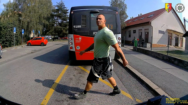 Policisté hledají muže, který rozbil okno autobusu