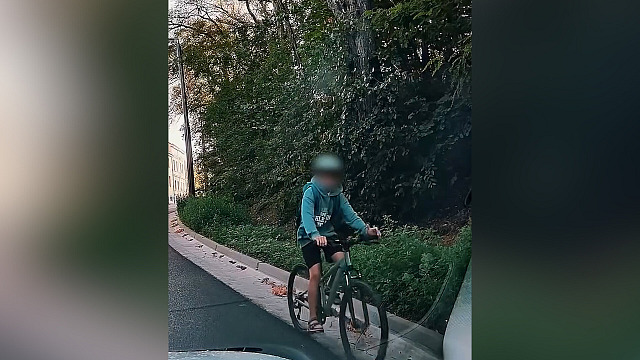 Nebezpečné video z Plzně: Školák jel cyklopruhem proti autům.