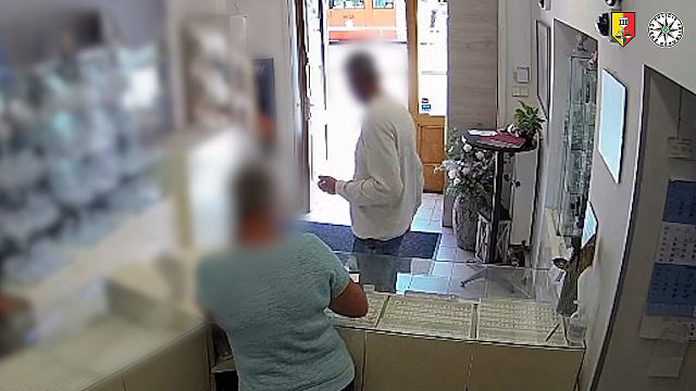 Policisté vypátrali a zadrželi muže, který loupil ve zlatnictví
