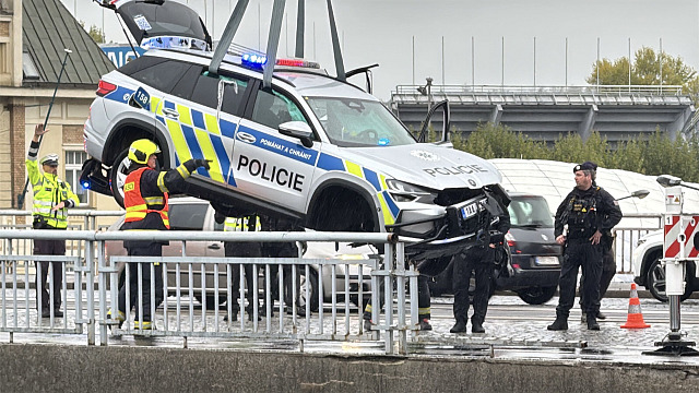 V sobotu ráno spadlo policejní auto z Hlávkova mostu v Praze do Vltavy. (10....