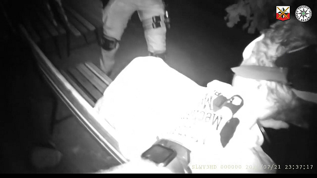 Policisté na poslední chvíli zachránili život zoufalému muži