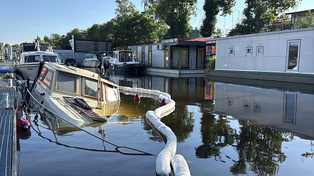 Potopená loď v přístavišti na pražské Císařské louce, kterou hasiči ve středu...