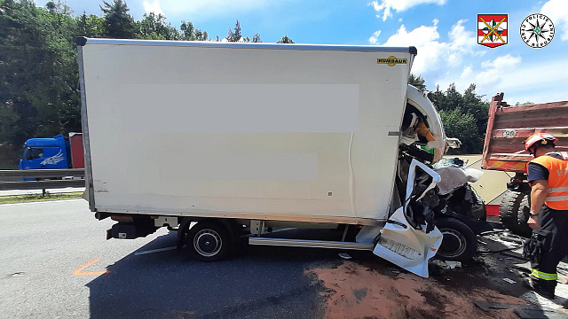 Policie ukázala záběry z nárazu dodávky do nákladního vozu, který řidič zrovna...