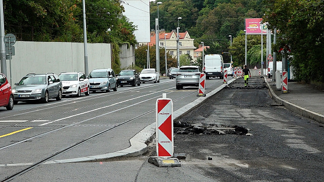 Rekonstrukce Radlické ulice komplikuje dopravu. Auta jezdí po kolejích