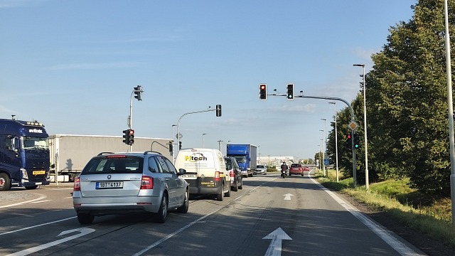 Na světelné křižovatce u Hrušové po zprovoznění dálnice D35 mezi Vysokým Mýtem...