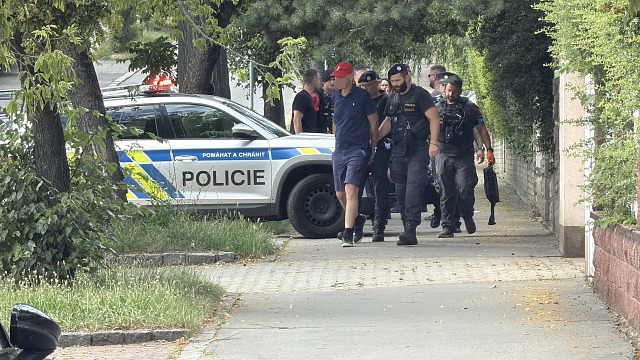 Policisté v Praze zadrželi podezřelého muže, který se pohyboval se zbraní v...