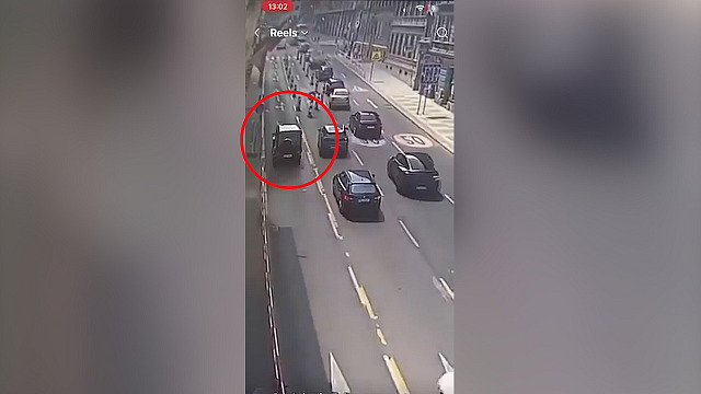 Záběr z městských kamer ukazuje Turkovu jízdu před nehodou