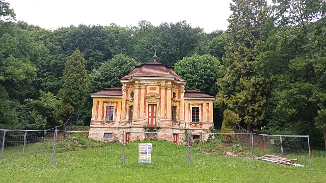 Letohrádek Gloriet v parku u zámku Milešov na Litoměřicku. (červen 2026)