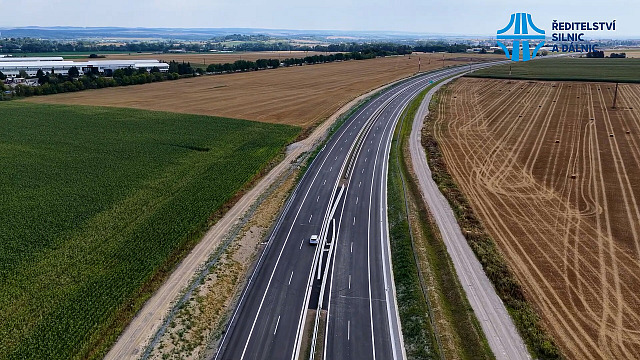 Řidiči už stříhají metr. U Vysokého Mýta se za týden otevře další kus D35,...