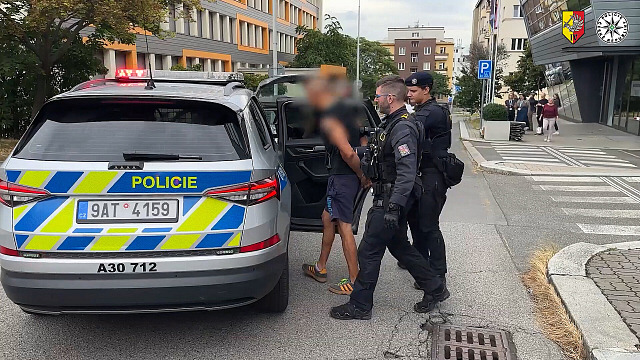 Policisté pronásledovali řidiče se zákazem řízení. V autě vezl desítky gramů...