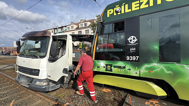 Nehoda tramvaje a dodávky zastavila provoz mezi Kobylisy a Sídlištěm Ďáblice,...