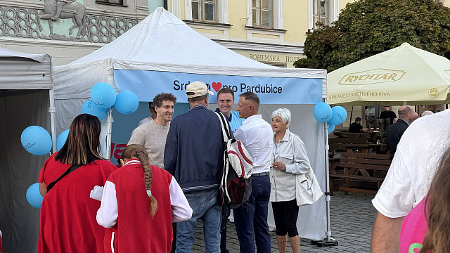 Předvolební akce nového politického hnutí Srdcem pro Pardubice. Na snímku...