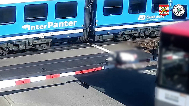 Nehoda dvou přebíhajících osob s vlakem v Rájci-Jestřebí, jeden muž zemřel