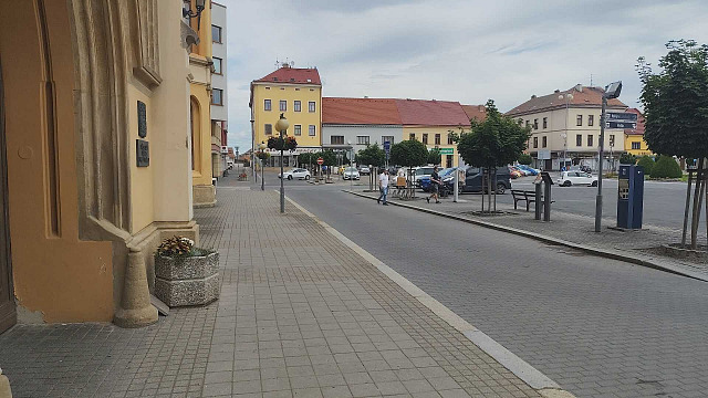 Městský úřad na Masarykově náměstí v Novém Bydžově je zavřený kvůli obavám ze...