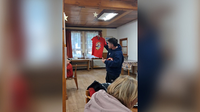 Youtuber Tary nabízí dětem na táboře míč za 550 korun či tričko za 600 korun.