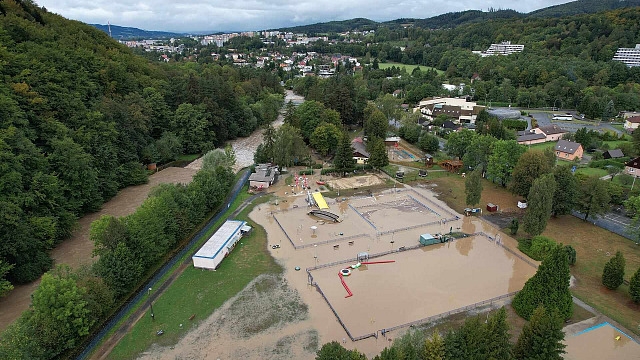 V Rožnově pod Radhoštěm se vylila řeka a zaplavila areál koupaliště. (září 2024)