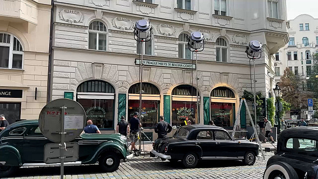 Ulicí Břehová v Praze projíždí technika a filmaři chystají kulisy pro...