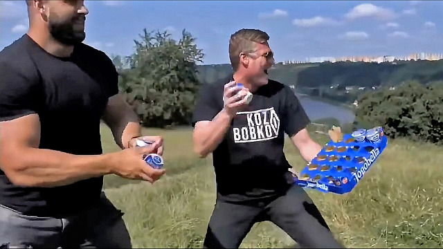 Filip Turek hází jogurty po kamarádovi na pražské Babě