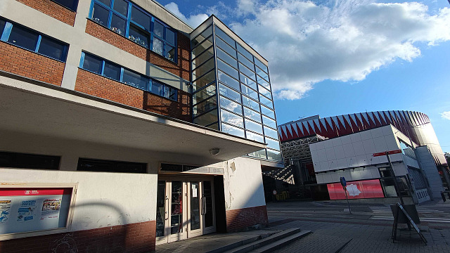 Záběr z Jihlavy zachycuje architektonický i časový kontrast dvou sportovních...